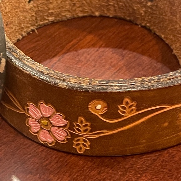 Vintage Leather Floral Tooled Belt with solid brass buckle - Picture 12 of 15